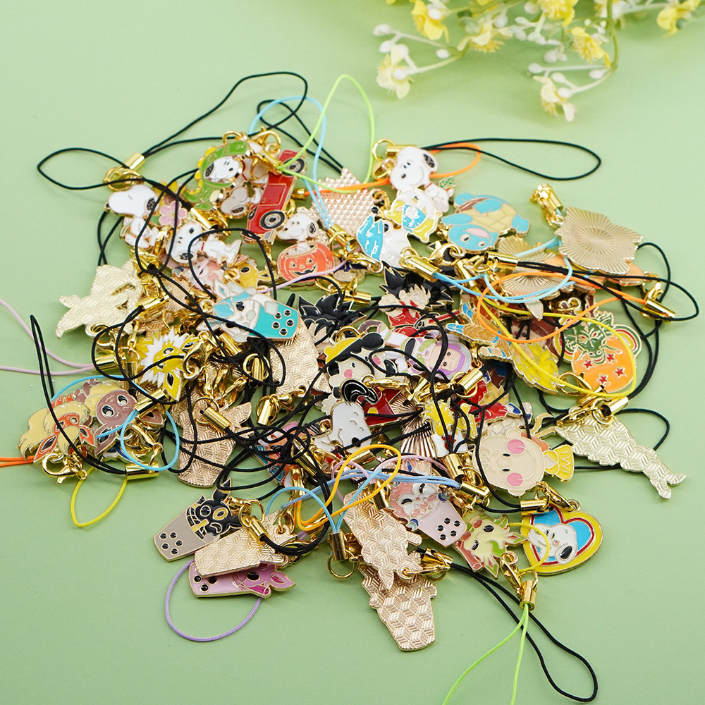 Phone Accessories Wholesale In China - สายคล้องโทรศัพท์ลายการ์ตูนอนิเมะแบบสุ่ม สำหรับเพื่อนเด็ก จี้โลหะเคลือบ ตกแต่งกระเป๋า พวงกุญแจ ขายส่ง